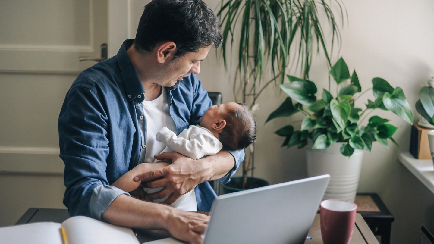 Vater im Homeoffice Vater im Homeoffice