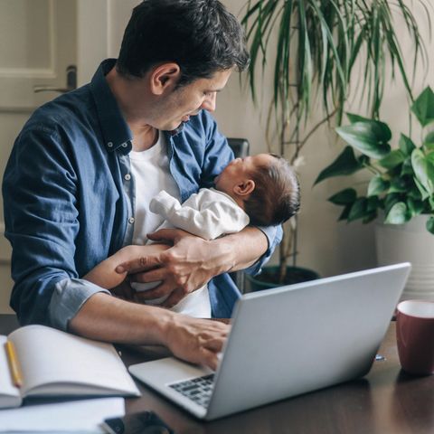Vater im Homeoffice