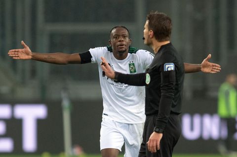 Mönchengladbachs Denis Zakaria diskutiert mit Schiedsrichter Felix Brych