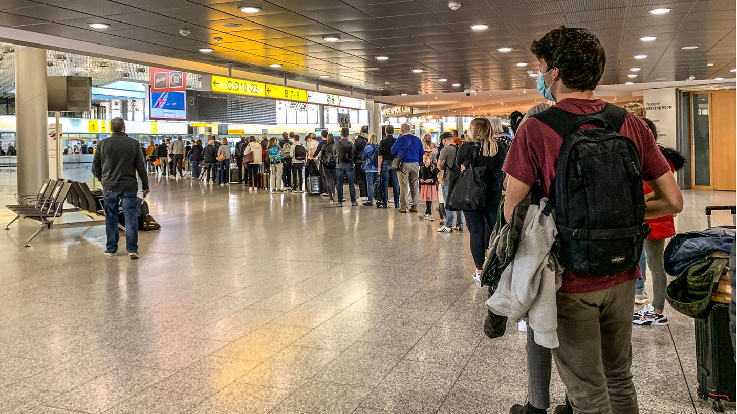 Das Nadeöhr auf Flughafen vor dem Abflug: die Sicherheitskontrolle