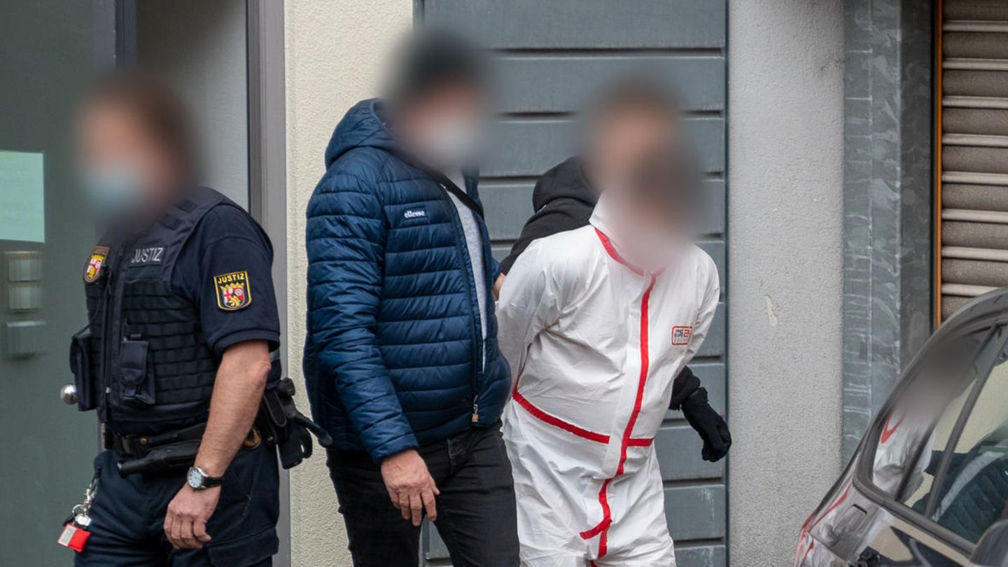 Einer der Verdächtigen im Fall der tödlichen Schüsse im Landkreis Kusel wird vor der Staatsanwaltschaft Kaiserlautern abgeführt.