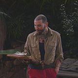 Glööckler verteilt die Briefe im Dschungelcamp