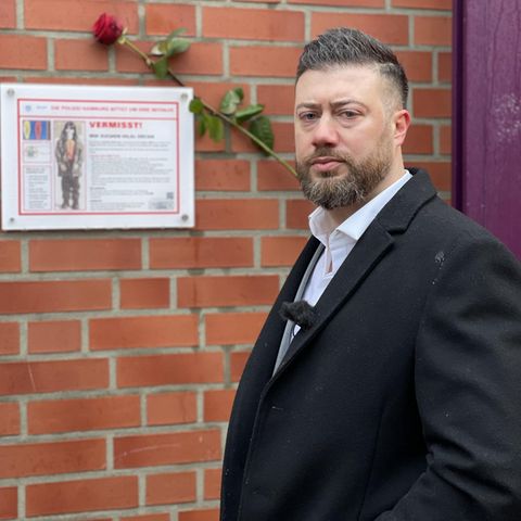 Abbas Ercan vor einem "Vermisst"-Plakat seiner Schwester Hilal
