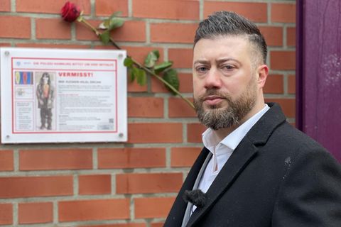 Abbas Ercan vor einem "Vermisst"-Plakat seiner Schwester Hilal