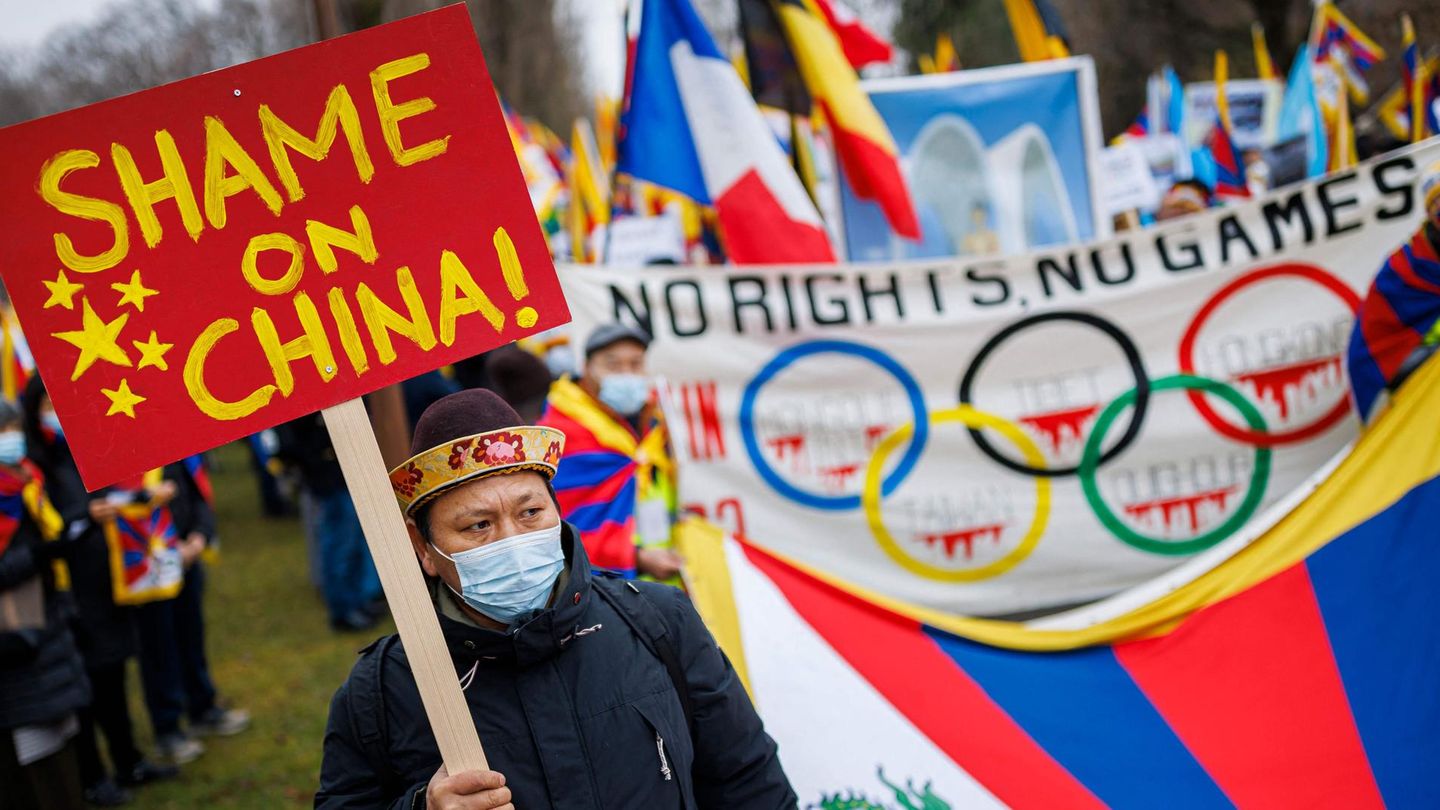 Demonstranten vor dem IOC Hauptquartier im schweizerischen Lausanne