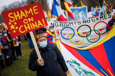 Demonstranten vor dem IOC Hauptquartier im schweizerischen Lausanne