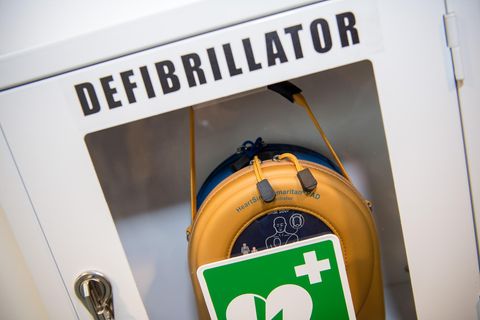 Trotz Einsatz eines Defibrillators (Symbolbild) ist in Griechenland ein 21-jähriger Fußballer nach einem Herzstillstand auf dem Spielfeld zusammengebrochen und gestorben