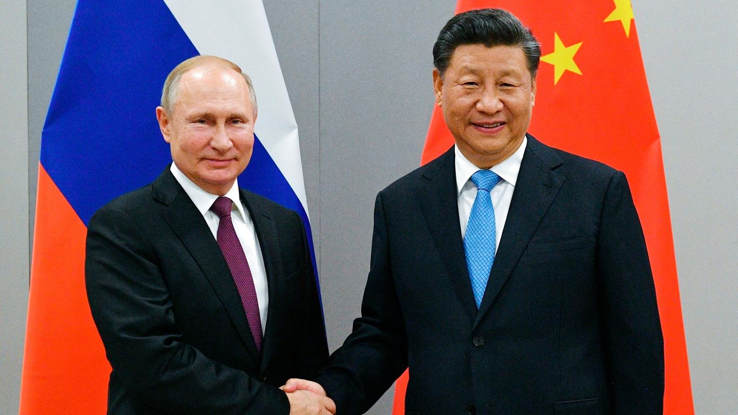 Wladimir Putin und Xi Jinping schütteln sich die Hände