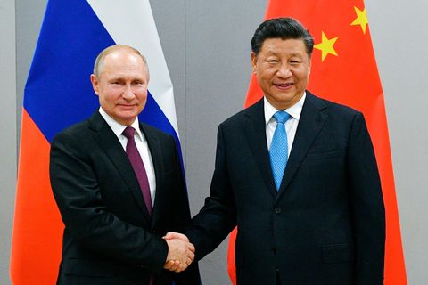 Wladimir Putin und Xi Jinping schütteln sich die Hände