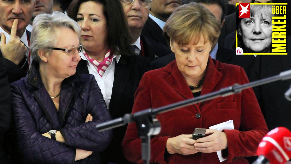 Annette Schavan und Angela Merkel am 1. März 2011 auf der Computermesse "Cebit" in Hannover