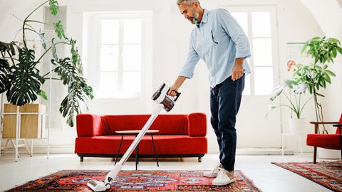 Deals des Tages: Eine Frau saugt mit einem Akku-Staubsauger.