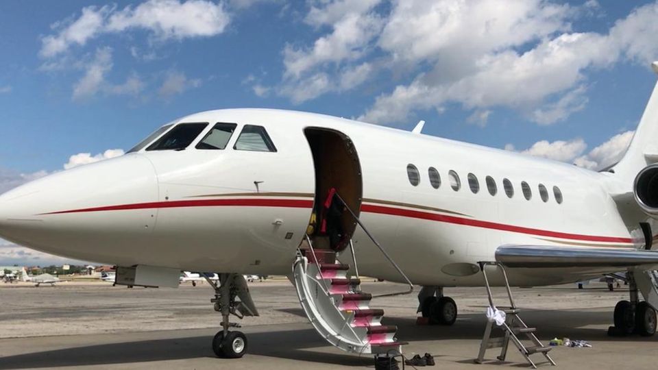 Ein Flugzeug steht auf dem Rollfeld