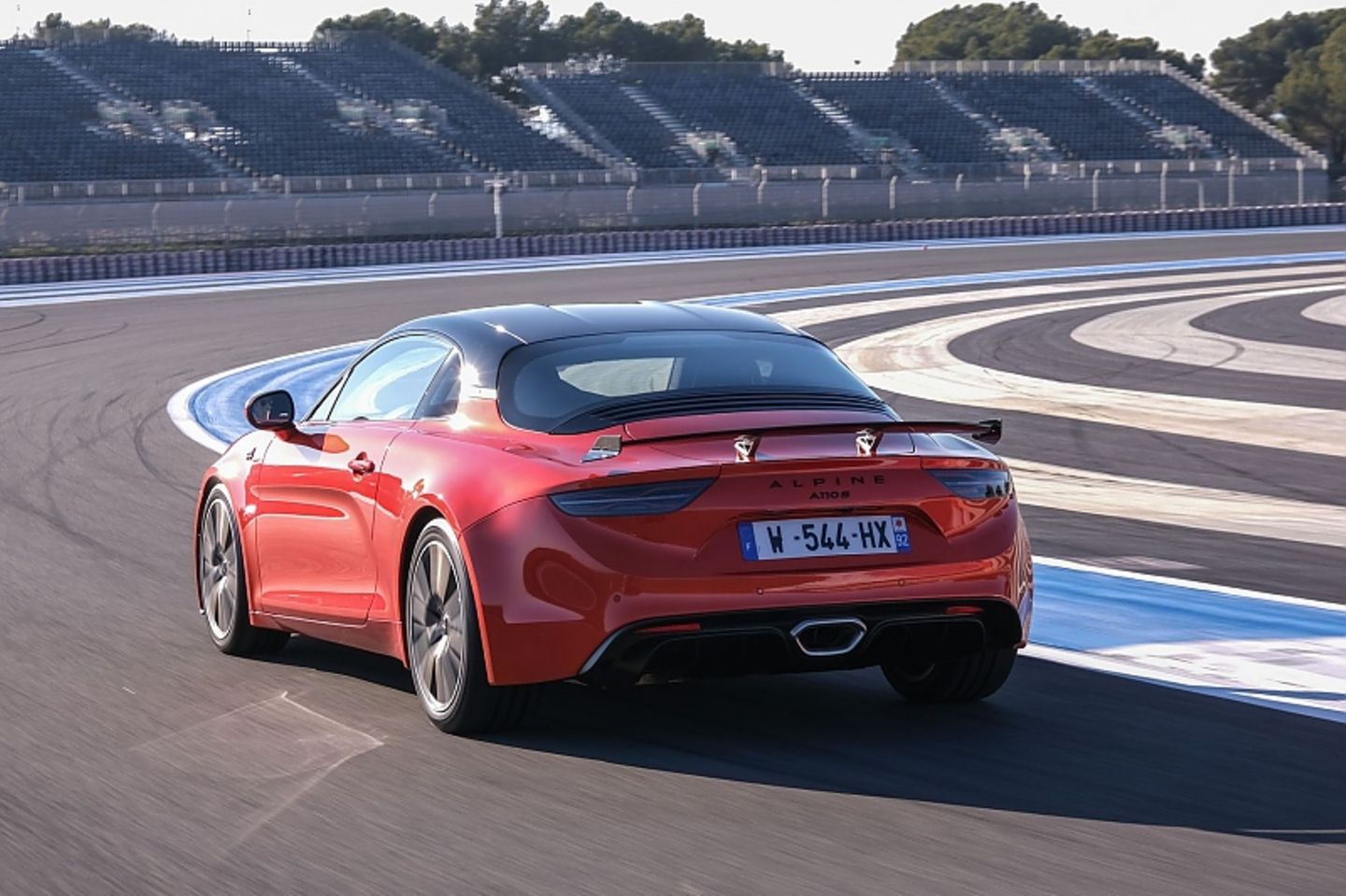 Auch in schnellen Kurven bleibt die Alpine A110 S neutral