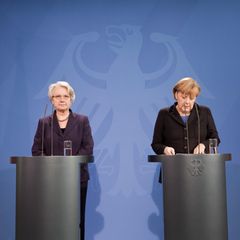 Annette Schavan gibt gemeinsam mit Bundeskanzlerin Angela Merkel am 9. Februar 2013 ihren Rücktritt bekannt