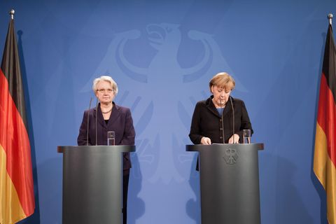 Annette Schavan gibt gemeinsam mit Bundeskanzlerin Angela Merkel am 9. Februar 2013 ihren Rücktritt bekannt