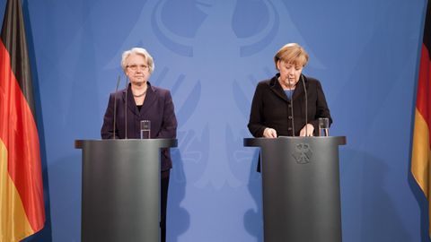 Annette Schavan gibt gemeinsam mit Bundeskanzlerin Angela Merkel am 9. Februar 2013 ihren Rücktritt bekannt