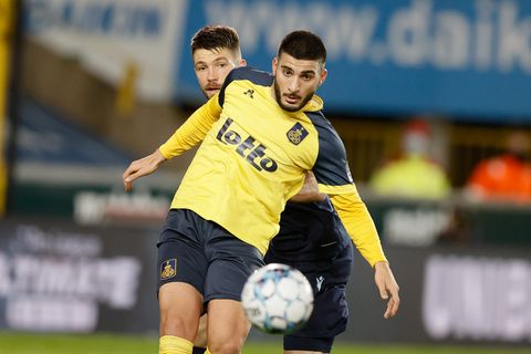 Deniz Undav und ein Spieler des Club Brugge kämpfen um den Ball.