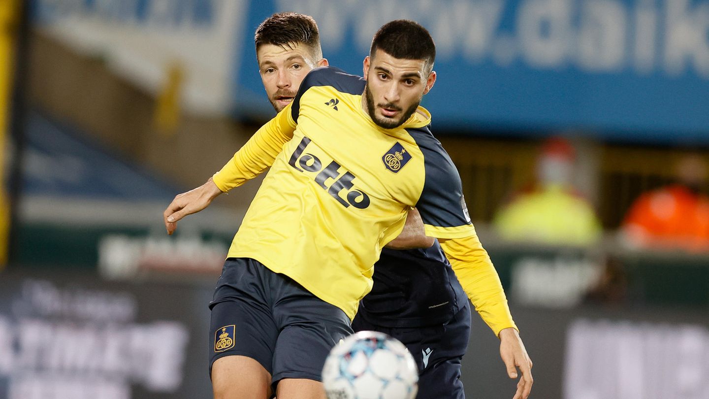 Deniz Undav und ein Spieler des Club Brugge kämpfen um den Ball.