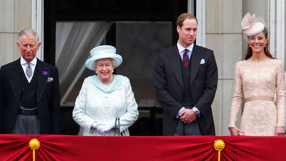 Queen Elizabeth II. (Mitte) anlässlich ihres Diamantenen Thronjubiläums im Jahr 2012 auf dem Balkon des Buckingham Palastes mi