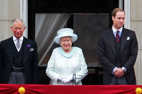 Queen Elizabeth II. (Mitte) anlässlich ihres Diamantenen Thronjubiläums im Jahr 2012 auf dem Balkon des Buckingham Palastes mi