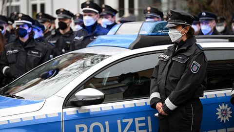 Polizeibeamte gedenken der in Rheinland-Pfalz getöteten Kollegen.