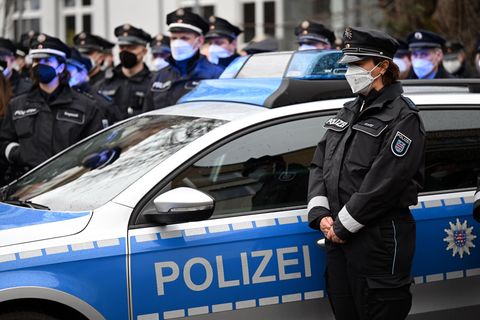 Polizeibeamte gedenken der in Rheinland-Pfalz getöteten Kollegen.