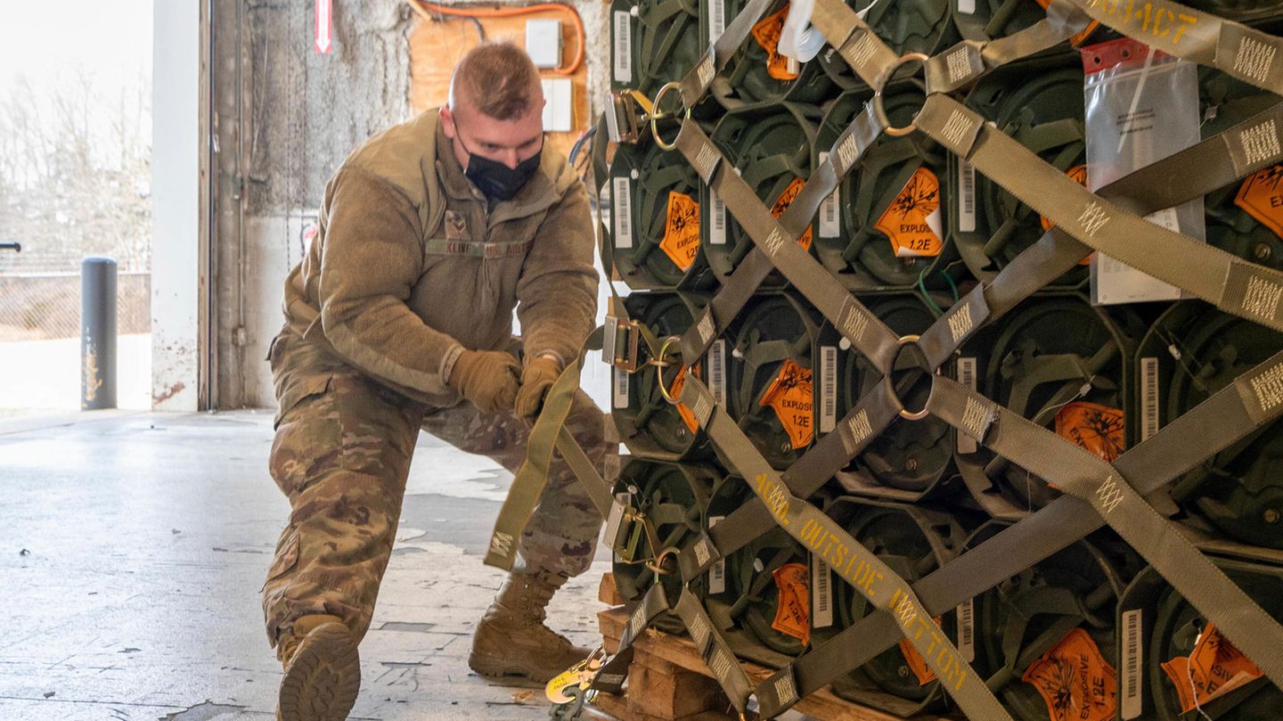 Ukraine conflict: Germany to deliver arms to Ukraine