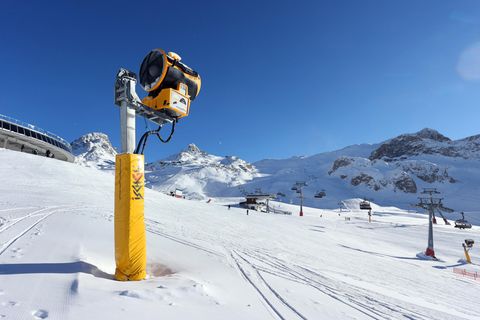 Eine leere Skipiste in Österreich
