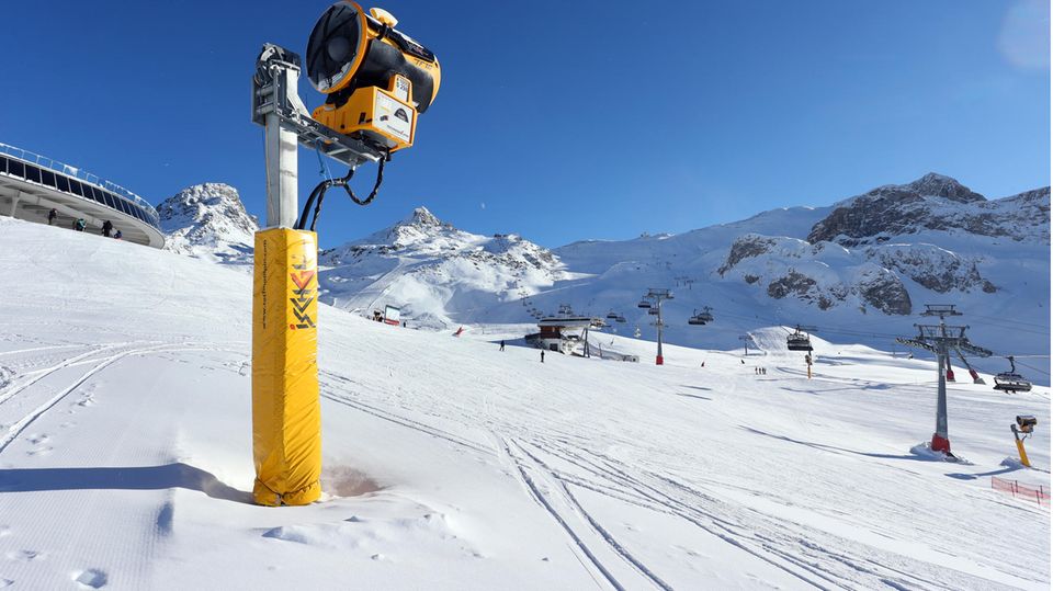 Eine leere Skipiste in Österreich