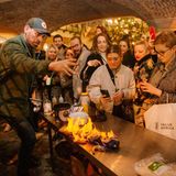 Taste of London  Vom 15. bis zum 19. Juni bittet London im Regents Park beim Schlemmerfestival "Taste of London" zu Tisch. Eigentlich sollte man seinen Besuch der britischen Hauptstadt immer auf diesen Termin legen. Die Auswahl an Speisen und Getränken ist gewaltig und reicht vom rustikalen Grill-Streetfood bis zur gehobenen Küche mit Michelin-Stern. Fünf Tage lang präsentieren 60 Küchenchefs der 40 besten Restaurants Londons sowie diverse Cocktailmeister ihr Können. Vor den Augen der Besucher warten manche Küchenzauberer mit leckerer Magie auf, wie hier bei der Zubereitung von Garnelen auf einem Stück Holz.