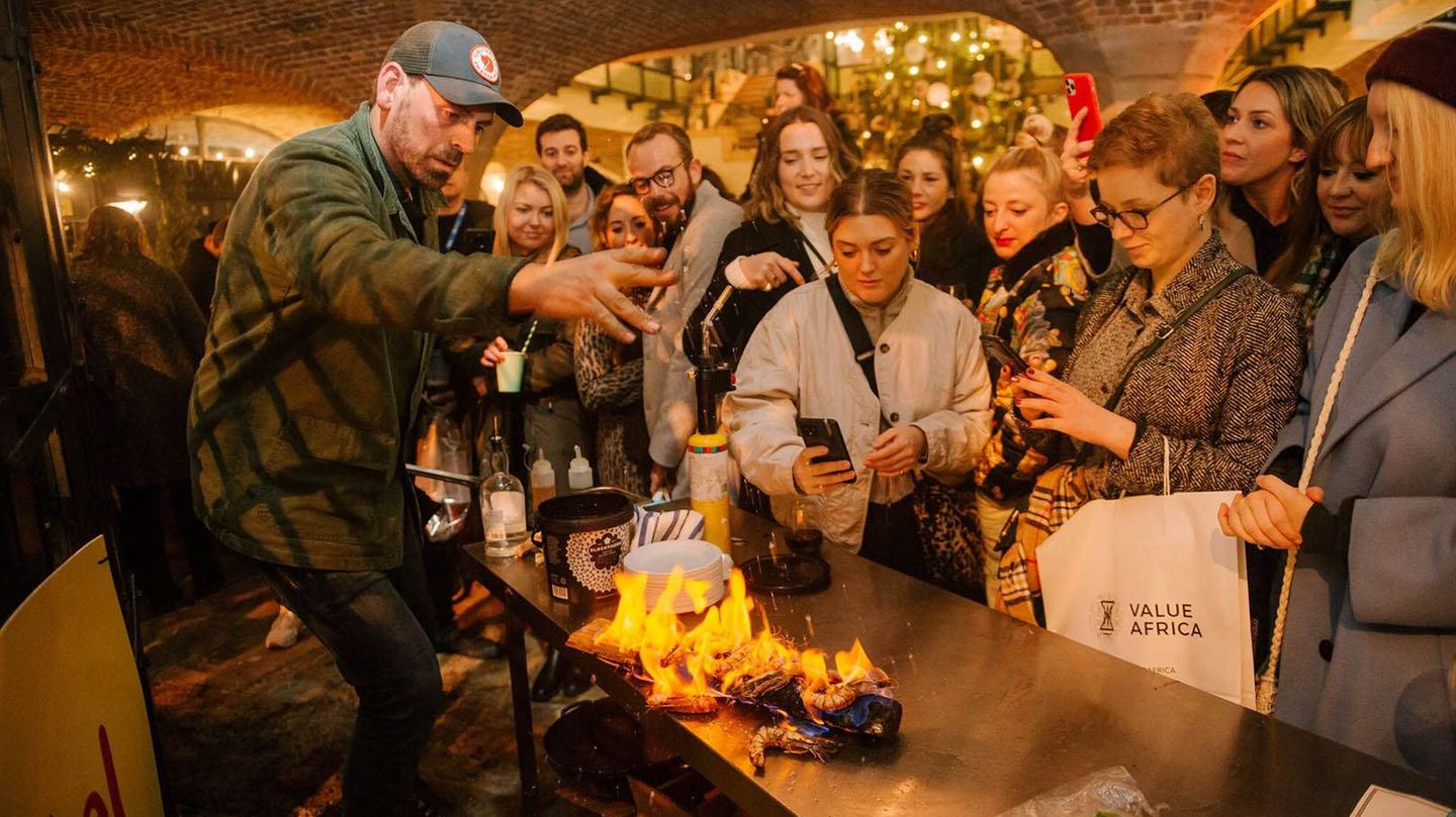 Taste of London  Vom 15. bis zum 19. Juni bittet London im Regents Park beim Schlemmerfestival "Taste of London" zu Tisch. Eigentlich sollte man seinen Besuch der britischen Hauptstadt immer auf diesen Termin legen. Die Auswahl an Speisen und Getränken ist gewaltig und reicht vom rustikalen Grill-Streetfood bis zur gehobenen Küche mit Michelin-Stern. Fünf Tage lang präsentieren 60 Küchenchefs der 40 besten Restaurants Londons sowie diverse Cocktailmeister ihr Können. Vor den Augen der Besucher warten manche Küchenzauberer mit leckerer Magie auf, wie hier bei der Zubereitung von Garnelen auf einem Stück Holz.