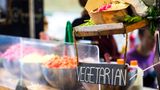 Vegfest  Vegetarier und Veganer kommen gut einen Monat nach Meatopia in London auf ihre Kosten. In der Grand Olympia mitten im Herzen Londons findet 2022 endlich wieder das Vegfest statt. Es ist Großbritanniens größtes indoor Event rund um vegetarische und vegane Ernährung. Gleichwohl das Wort Ernährung zu technisch für das Programm des Vegfest klingt. Hier geht es ums Schlemmen! Der Besuch lohnt auf jeden Fall auch für Fleischesser. Sie werden nicht glauben, wie lecker, vielfältig und reichhaltig fleischlose Gerichte heute sind. Am 12. November 2022 geht es los.