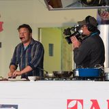 The Big Festival  Das Bild mit TV-Koch Jamie Oliver wird dem "Big Festival" eigentlich nicht gerecht. Es ist das Sommer-Festival in Großbritannien überhaupt. Gute 100 Kilometer südlich von Birmingham auf dem Gelände der Alex James Farm im ländlichen Cotswolds findet 2022 wieder das "Big Festival" statt. Der Name übertreibt nicht. Auf der großen Open-Air-Bühne treten internationale Spitzenbands und DJs auf. Und was hat das mit Essen zu tun? Viel! Für den kulinarischen Part ist Jamie Oliver selbst verantwortlich. Wer gerade nicht isst, tanzt oder zuhört, der amüsiert sich an den vielen Karussells. Das "Big Festival" ist auf jeden Fall einen Kurzurlaub wert. Wer rechtzeitig bucht, kann sich eine der Unterkünfte vom 26. – 28.08.2022 sichern.
