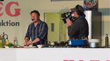 The Big Festival  Das Bild mit TV-Koch Jamie Oliver wird dem "Big Festival" eigentlich nicht gerecht. Es ist das Sommer-Festival in Großbritannien überhaupt. Gute 100 Kilometer südlich von Birmingham auf dem Gelände der Alex James Farm im ländlichen Cotswolds findet 2022 wieder das "Big Festival" statt. Der Name übertreibt nicht. Auf der großen Open-Air-Bühne treten internationale Spitzenbands und DJs auf. Und was hat das mit Essen zu tun? Viel! Für den kulinarischen Part ist Jamie Oliver selbst verantwortlich. Wer gerade nicht isst, tanzt oder zuhört, der amüsiert sich an den vielen Karussells. Das "Big Festival" ist auf jeden Fall einen Kurzurlaub wert. Wer rechtzeitig bucht, kann sich eine der Unterkünfte vom 26. – 28.08.2022 sichern.
