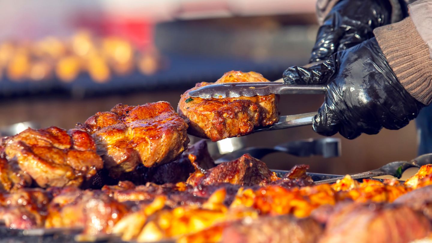 Eat, meat, sleep – das Fest für Carnivoren  "Meatopia" -  der Name sagt es schon: Vegetarier werden hier nicht vollumfänglich glücklich. Dafür aber Freunde des Fleisches. In den Londoner Tabacco Docks werden vom 2. bis zum 4. September die Feuer in den Grills und Smokern geschürt. Die besten Grillmeister des Landes, bei den Briten heißen sie Live-Fire-Chefs, zeigen ihr Können. Auf die Roste kommt nur Spitzenware, mal scharf und schnell angegrillt, mal stundenlang low-and-slow auf den Punkt gegaart.
