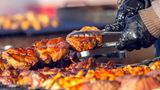 Eat, meat, sleep – das Fest für Carnivoren  "Meatopia" -  der Name sagt es schon: Vegetarier werden hier nicht vollumfänglich glücklich. Dafür aber Freunde des Fleisches. In den Londoner Tabacco Docks werden vom 2. bis zum 4. September die Feuer in den Grills und Smokern geschürt. Die besten Grillmeister des Landes, bei den Briten heißen sie Live-Fire-Chefs, zeigen ihr Können. Auf die Roste kommt nur Spitzenware, mal scharf und schnell angegrillt, mal stundenlang low-and-slow auf den Punkt gegaart.