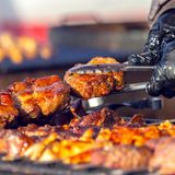 Eat, meat, sleep – das Fest für Carnivoren  "Meatopia" -  der Name sagt es schon: Vegetarier werden hier nicht vollumfänglich glücklich. Dafür aber Freunde des Fleisches. In den Londoner Tabacco Docks werden vom 2. bis zum 4. September die Feuer in den Grills und Smokern geschürt. Die besten Grillmeister des Landes, bei den Briten heißen sie Live-Fire-Chefs, zeigen ihr Können. Auf die Roste kommt nur Spitzenware, mal scharf und schnell angegrillt, mal stundenlang low-and-slow auf den Punkt gegaart.