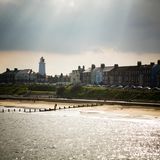 Aldenburgh Food & Drink Festival  Der Fluss Alder schlängelt sich ein paar Kilometer durch Suffolks Marschlande und mündet schließlich beim beschaulichen Seebad Aldenburgh in die Nordsee. Seit vielen Jahren findet hier das Aldenburgh-Food Festival statt. Rund 100 Hersteller landwirtschaftlicher Produkte aus der Region bieten hier ihre frischen Waren an. Hauptsächlich jedoch wird für die Besucher regional gekocht, gebraten und gebacken. Es ist sicher nicht das größte Food Festival, aber eines mit ganz viel Charme und hohen Chancen auf persönliche Begegnungen.