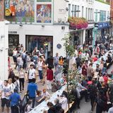 Carnaby Street Eat  Eine Straße, eine lange Picknik-Tafel. Am 11. August 2022 wird die Carnaby Street in London wortwörtlich eine Streetfoodmeile. Ein langer Tisch durchzieht die Straße, links und rechts daneben Street Food Stände der ansässigen Restaurants und Cocktailbars. Um 12 Uhr beginnt das Straßenfest und um 18 Uhr ist schon wieder Schluss. Perfekt um danach im kultigen Londoner West End shoppen zu gehen.