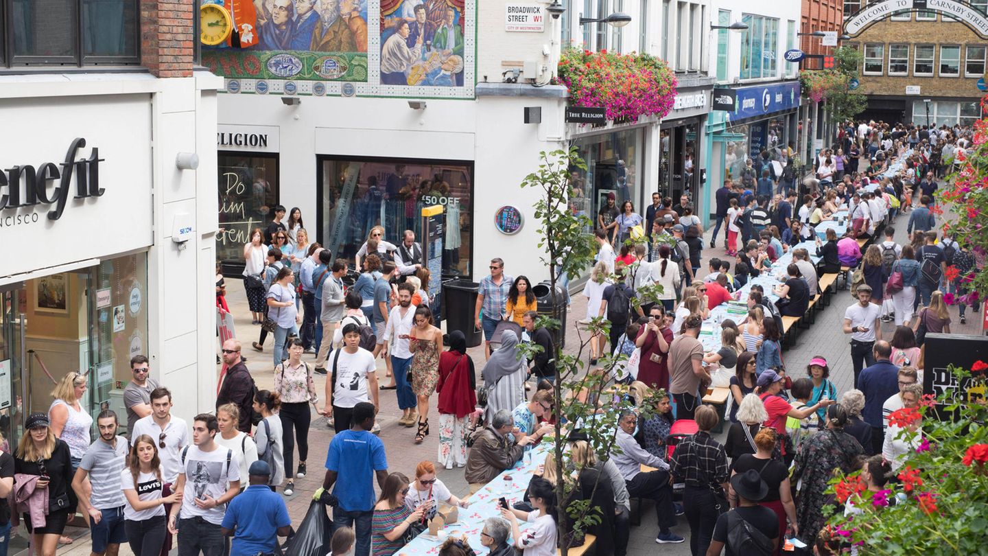 Carnaby Street Eat  Eine Straße, eine lange Picknik-Tafel. Am 11. August 2022 wird die Carnaby Street in London wortwörtlich eine Streetfoodmeile. Ein langer Tisch durchzieht die Straße, links und rechts daneben Street Food Stände der ansässigen Restaurants und Cocktailbars. Um 12 Uhr beginnt das Straßenfest und um 18 Uhr ist schon wieder Schluss. Perfekt um danach im kultigen Londoner West End shoppen zu gehen.
