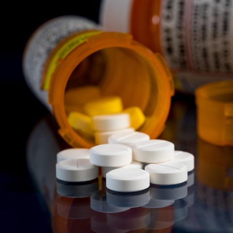 Rezeptflasche für Oxycodon-Tabletten und Pillen auf einem Glastisch