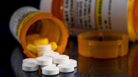 Rezeptflasche für Oxycodon-Tabletten und Pillen auf einem Glastisch