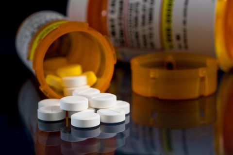 Rezeptflasche für Oxycodon-Tabletten und Pillen auf einem Glastisch
