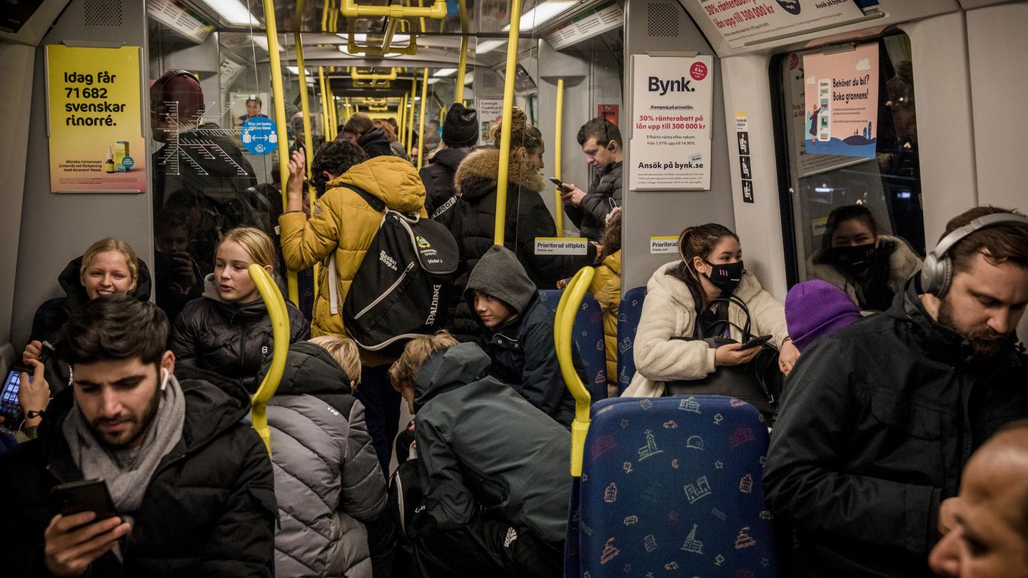 Eine volle U-Bahn mit Menschen. Kaum jemand trägt einen Mund-Nase-Schutz
