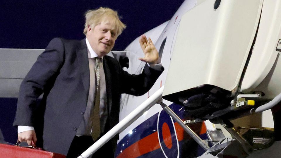 Boris Johnson vor dem Abflug: Ein Kurzstrecken-Flug empört Umweltschützer und Opposition.