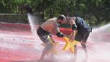 Beim Spiel geht es darum, die Sterne auf die Kandidaten zu verteilen - während Wasserwerfer, Riesenbälle und Dreck auf die Männer einprasseln.