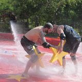 Beim Spiel geht es darum, die Sterne auf die Kandidaten zu verteilen - während Wasserwerfer, Riesenbälle und Dreck auf die Männer einprasseln.