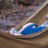 Eric teilt zwischendurch tiefe Einblicke in seine schwerste Prüfung außerhalb des Camps: den Prozess zur Vergewaltigung seiner Ehefrau Edith. Erst Jahre später war ein Video der schrecklichen Tat aufgetaucht, das ihr Leben und ihre Beziehung auf den Kopf stellte, berichtet er. "Da verändert sich das ganze Leben, von heute auf morgen. Alles wofür man vorher Leidenschaft hatte, flammt nicht mehr so sehr. Jeder Tag ist ein Kampf, an dem man versucht sich selbst oder die eigene Frau aus diesem Gedankenstrudel und diesen Bildern im Kopf raus zu reißen."