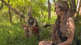 Auf dem Rückweg aus der letzten Prüfung reden sich Harald Glööckler und Anouschka Renzi in Rage. Das eklige Bad in Tierkadavern sei eine Zumutung, sind sie sich einig. "Mich in so einen Bottich voller Herzen und Nieren zu setzen – mache ich nicht. Wir verkaufen unsere Würde nicht", schimpft der Modedesigner.
