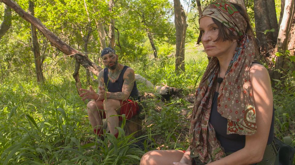 "Ich bin ein Star": Auf dem Rückweg aus der letzten Prüfung reden sich Harald Glööckler und Anouschka Renzi in Rage. Das eklige Bad in Tierkadavern sei eine Zumutung, sind sie sich einig. "Mich in so einen Bottich voller Herzen und Nieren zu setzen – mache ich nicht. Wir verkaufen unsere Würde nicht", schimpft der Modedesigner. Auf dem Rückweg aus der letzten Prüfung reden sich Harald Glööckler und Anouschka Renzi in Rage. Das eklige Bad in Tierkadavern sei eine Zumutung, sind sie sich einig. "Mich in so einen Bottich voller Herzen und Nieren zu setzen – mache ich nicht. Wir verkaufen unsere Würde nicht", schimpft der Modedesigner.